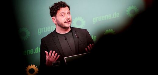 Spritpreise: Grünen-Chef Felix Banaszak plädiert für befristetes Tempolimit