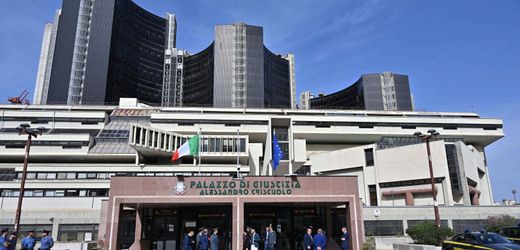 Italien: Junge soll in Neapel Statue von Balkon geworden und Frau getroffen haben – Anklage gegen Eltern