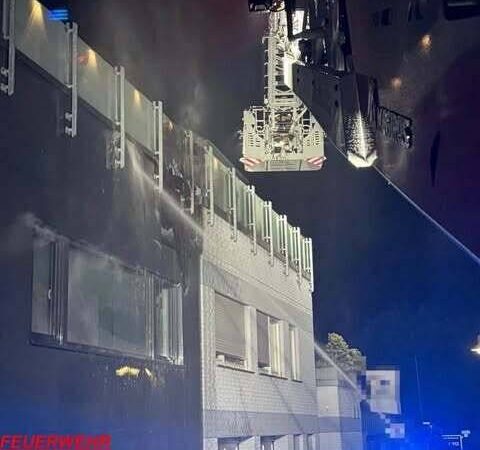 In der Nacht zu Sonntag: Feuerwehr löscht brennende Hausfassade in Rheinberg