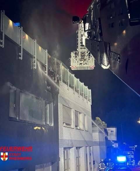 In der Nacht zu Sonntag: Feuerwehr löscht brennende Hausfassade in Rheinberg