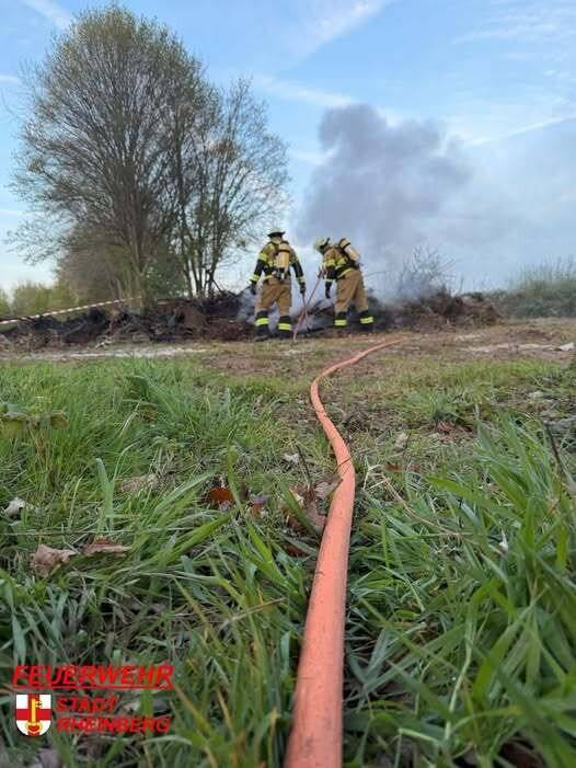 Einsatz der Feuerwehr Rheinberg: Altes Holz vom Osterfeuer brennt erneut