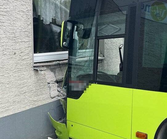 Unfall in Radevormwald: Bus rollt los und fährt gegen Hauswand