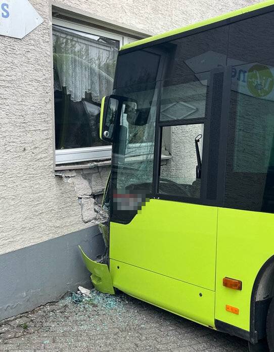 Unfall in Radevormwald: Bus rollt los und fährt gegen Hauswand