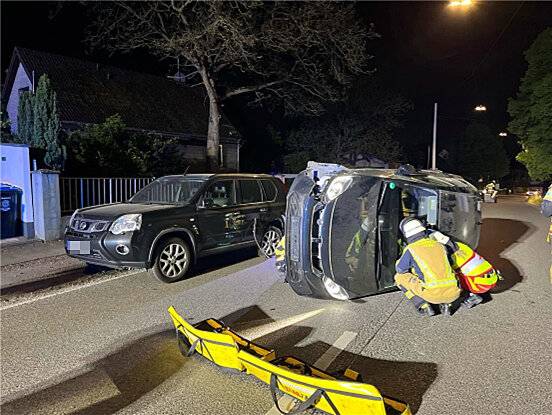 Unfall in Haan: Feuerwehr muss Verunglückten aus dem Auto schneiden