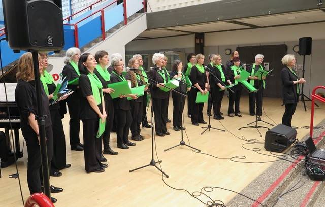 Frauenchor aus Radevormwald: Beim Musikcafé sang am Ende der ganze Saal mit