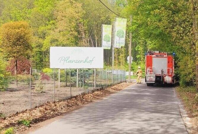 Krüdersheide in Langenfeld: Feuerwehr löscht brennendes Mehrfamilienhaus
