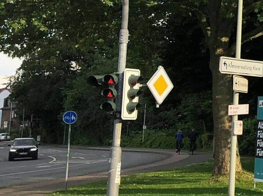 Polizei sucht Zeugen: Frau touchiert 6-jähriges Mädchen mit dem Auto – und fährt einfach weiter