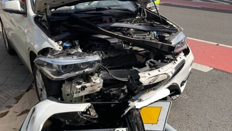 Unfall in Mönchengladbach: Medizinischer Notfall – 75-jähriger Autofahrer schwer verletzt