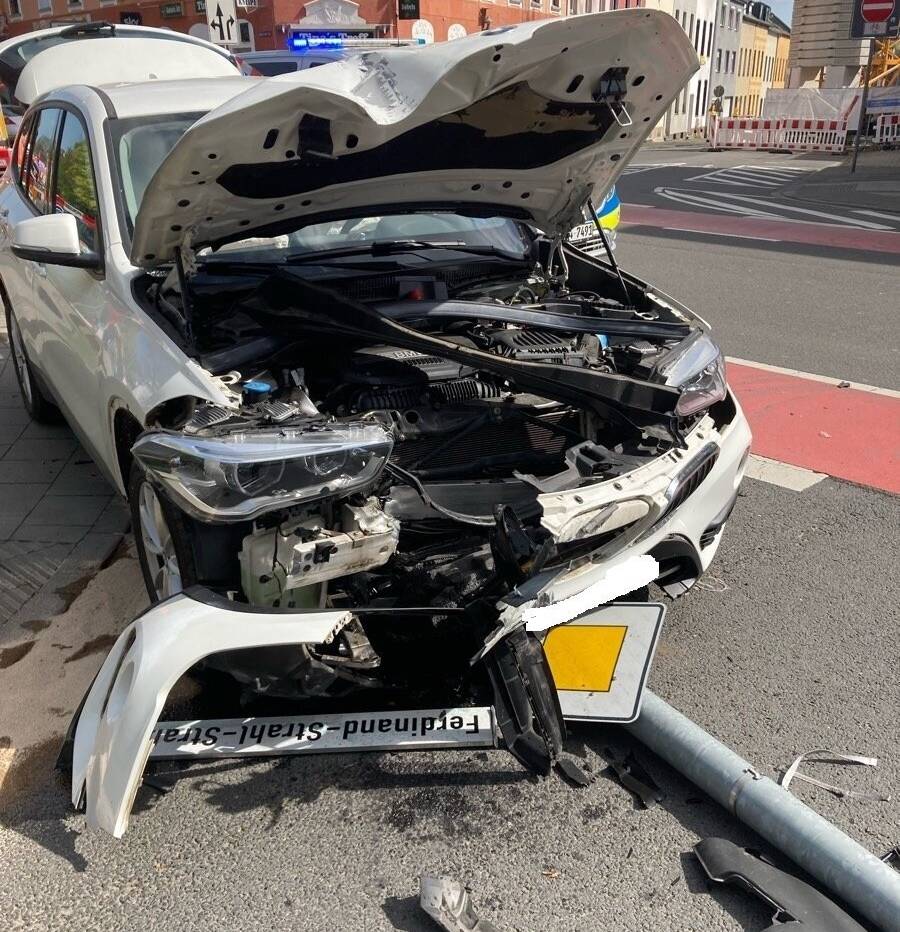 Unfall in Mönchengladbach: Medizinischer Notfall – 75-jähriger Autofahrer schwer verletzt