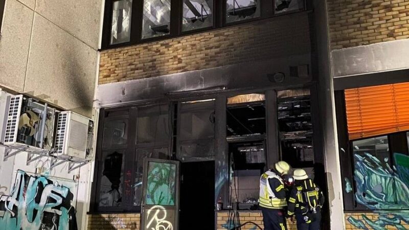 Feuerwehr-Großeinsatz in Erkrath: Drohne spürt Brand in verlassener Gewerberuine auf