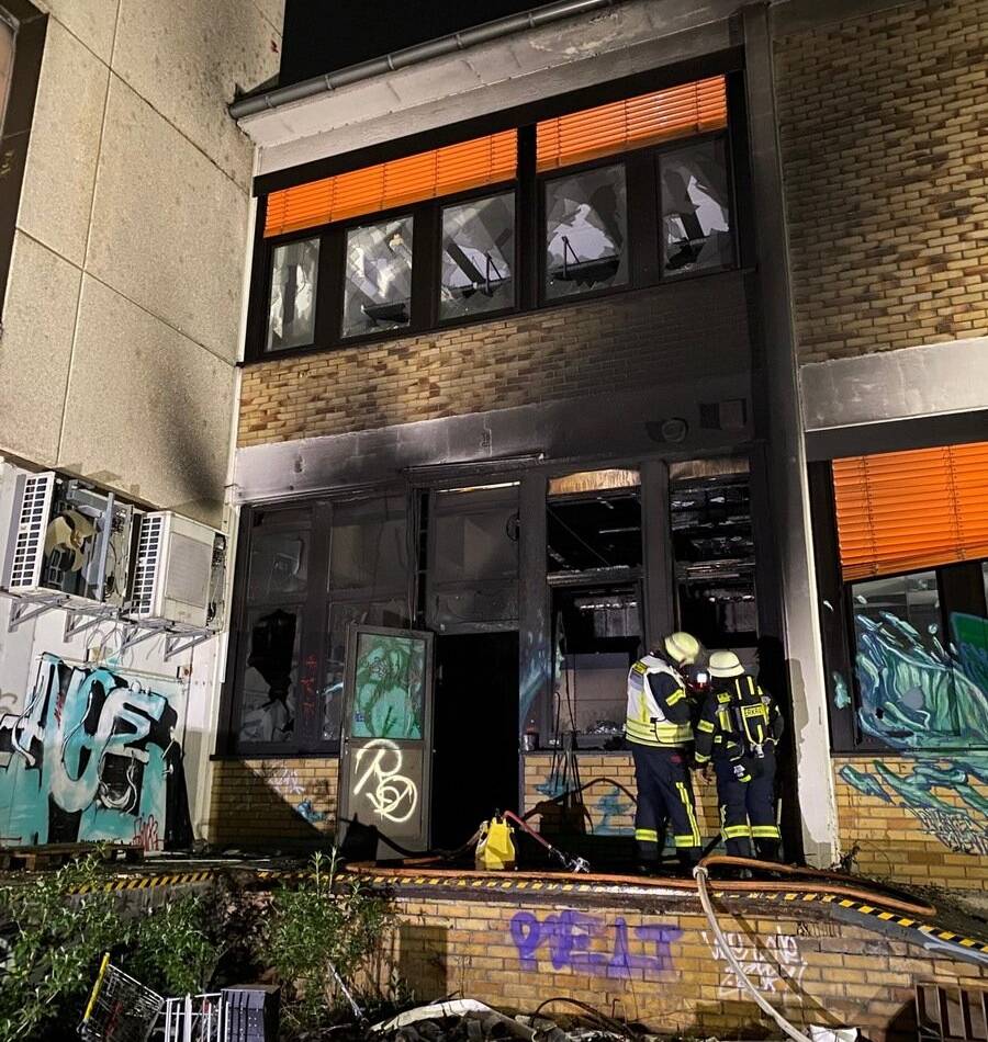 Feuerwehr-Großeinsatz in Erkrath: Drohne spürt Brand in verlassener Gewerberuine auf