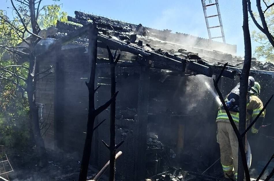 Einsatz der Feuerwehr in Kleve: Gartenlauben, Hecken und Strommast gehen in Flammen auf