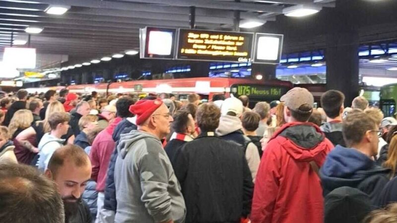 Verkehr in Düsseldorf: Störung bei der Rheinbahn – Fortuna-Fans warten auf überfüllten Bahnsteigen