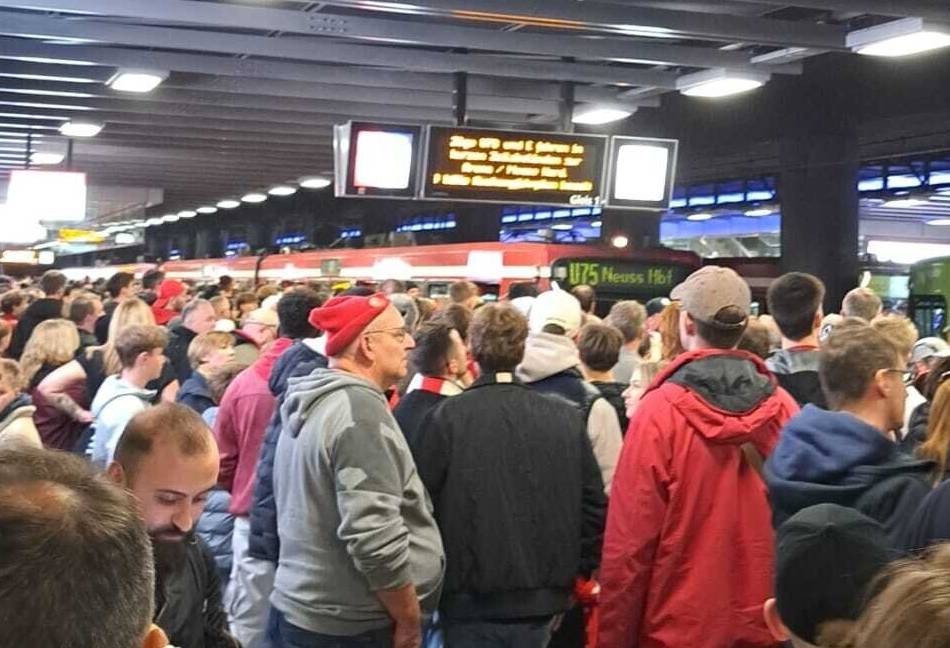 Verkehr in Düsseldorf: Störung bei der Rheinbahn – Fortuna-Fans warten auf überfüllten Bahnsteigen