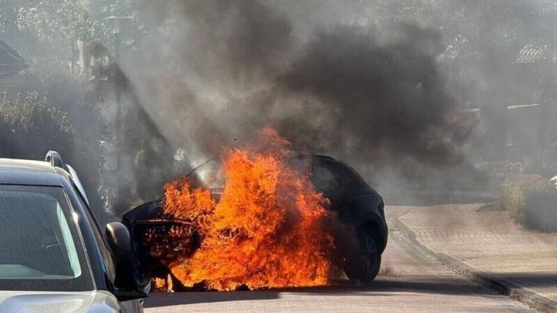 Feuerwehreinsatz in Elten: Wehr löscht Pkw und verhindert Schlimmeres