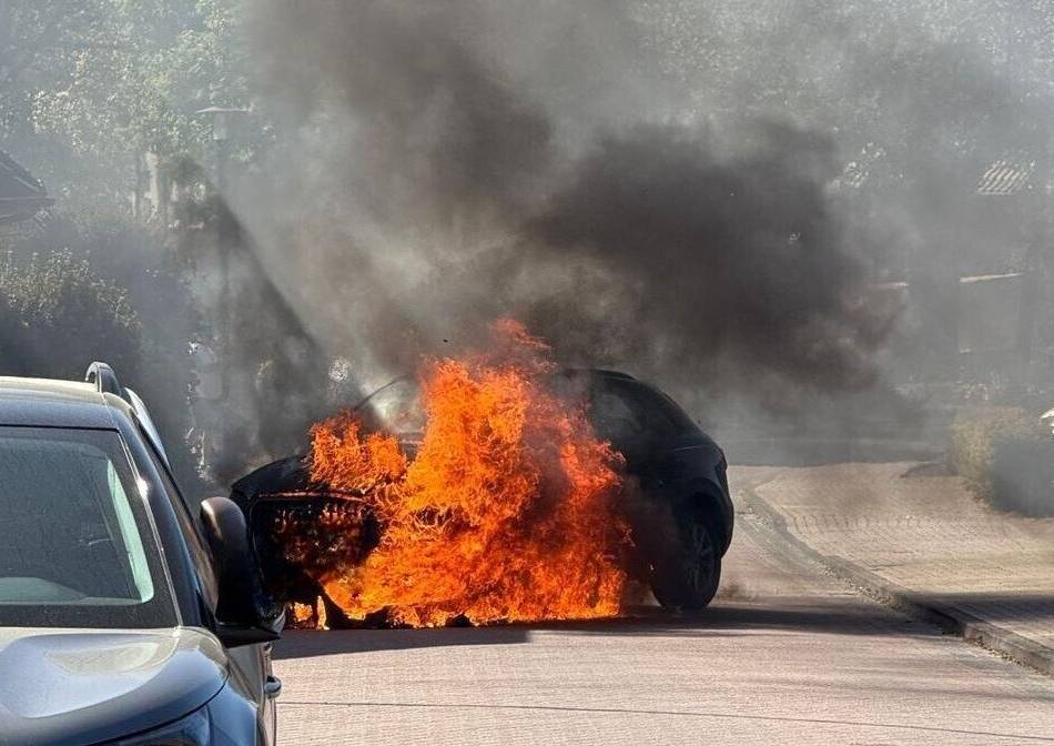 Feuerwehreinsatz in Elten: Wehr löscht Pkw und verhindert Schlimmeres