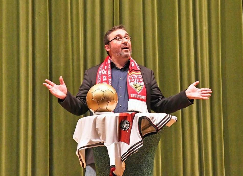 Comedy im Budberger Bürgerhaus: Uwe Spinder bringt den Fußball zum Lachen