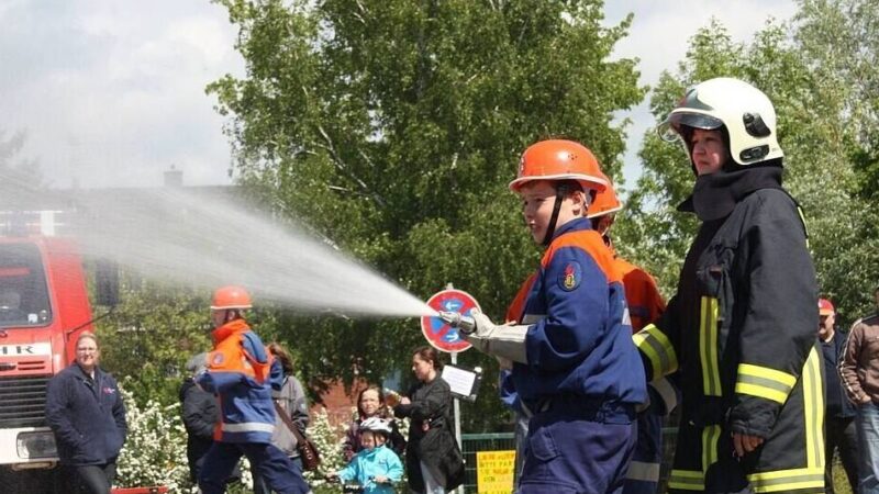 Ehrenamtler in Nievenheim: Feuerwehr öffnet Türen – mit Feuerwalze und Reibekuchen