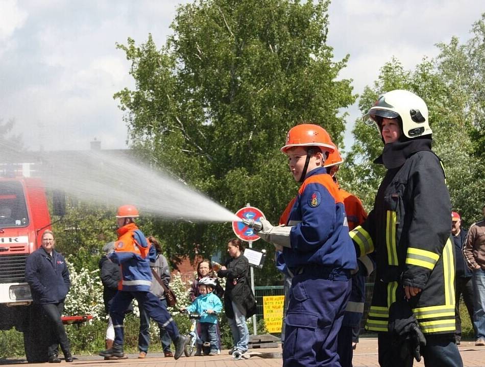 Ehrenamtler in Nievenheim: Feuerwehr öffnet Türen – mit Feuerwalze und Reibekuchen