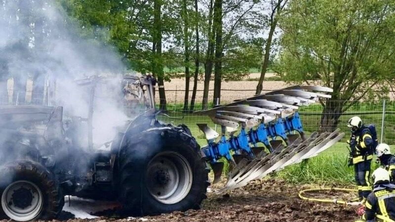 Einsatz der Feuerwehr: Traktor brennt auf Feld in Nütterden vollständig aus