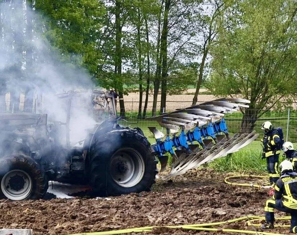 Einsatz der Feuerwehr: Traktor brennt auf Feld in Nütterden vollständig aus