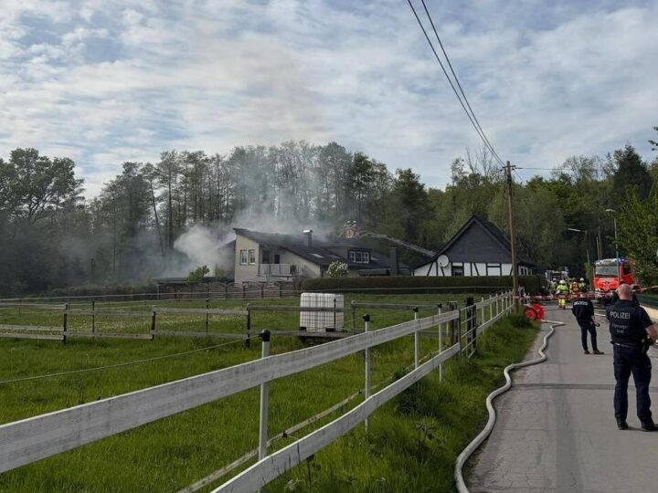 A3 bei Langenfeld: Mit Unkrautbrenner gearbeitet – Haus nicht mehr bewohnbar