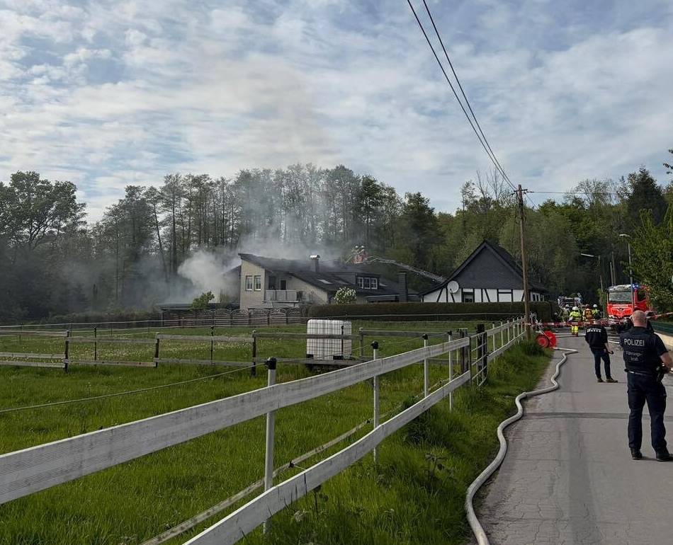 A3 bei Langenfeld: Mit Unkrautbrenner gearbeitet – Haus nicht mehr bewohnbar