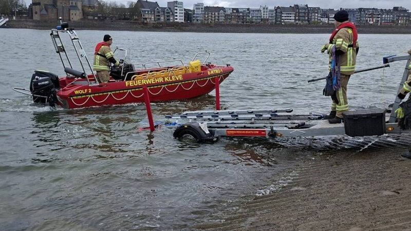 Einsatz für die Feuerwehr: Motorboot auf dem Rhein bei Kleve havariert