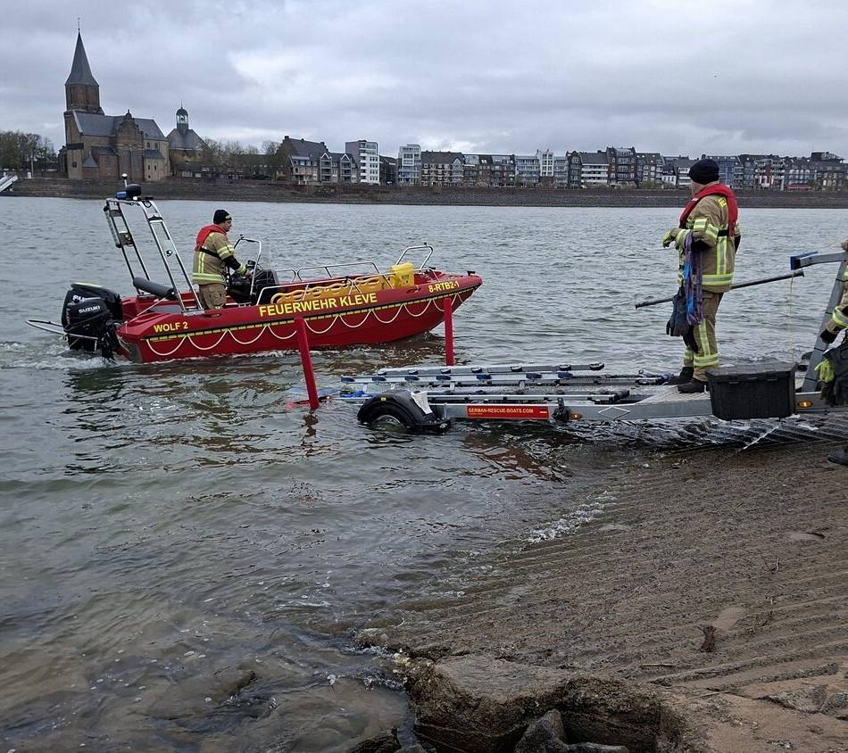 Einsatz für die Feuerwehr: Motorboot auf dem Rhein bei Kleve havariert