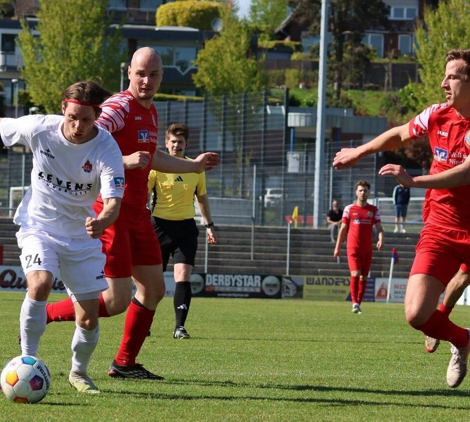 Keine Tore, drei Platzverweise: Nullnummer im Abstiegs-Derby hilft dem 1. FC Kleve und dem SV Sonsbeck nicht weiter