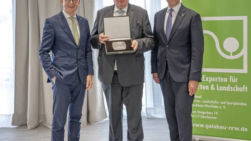 NRW-Arbeitsminister bei der Laga in Neuss: Laumann erhält höchste Auszeichnung des Gartenbauverbands