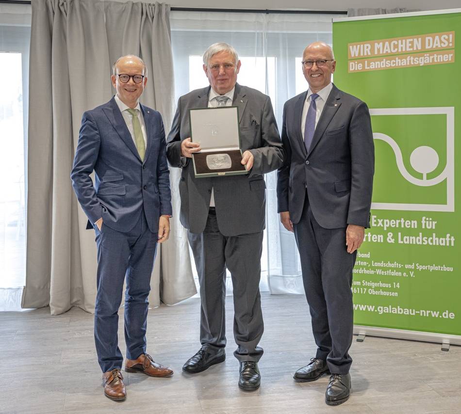 NRW-Arbeitsminister bei der Laga in Neuss: Laumann erhält höchste Auszeichnung des Gartenbauverbands