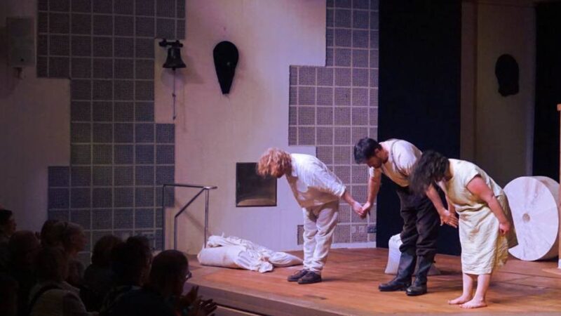 Kultur in Ratingen: Umjubelte Premiere von „Messer in Hennen“