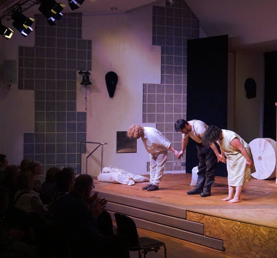 Kultur in Ratingen: Umjubelte Premiere von „Messer in Hennen“