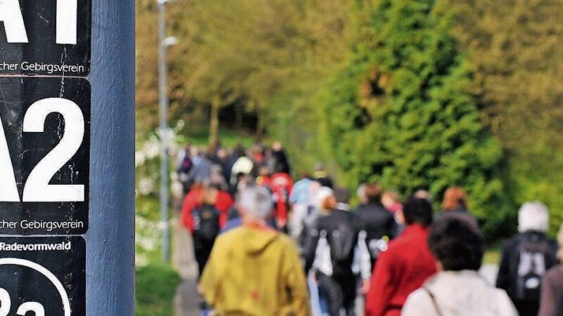 Am Maifeiertag in Radevormwald: Wandertag mit Wichtel, Wupper und Wald