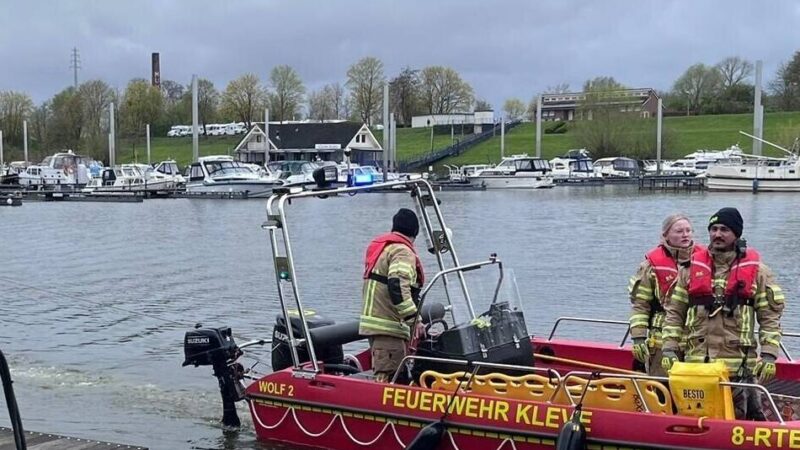 Einsatz auf dem Rhein bei Emmerich: Wehren aus Grieth und Lobith helfen bei Havarie