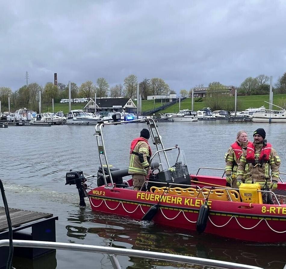 Einsatz auf dem Rhein bei Emmerich: Wehren aus Grieth und Lobith helfen bei Havarie