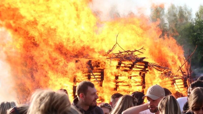 In Rheinberg, Xanten, Alpen und Sonsbeck: Wo am Wochenende die Osterfeuer lodern