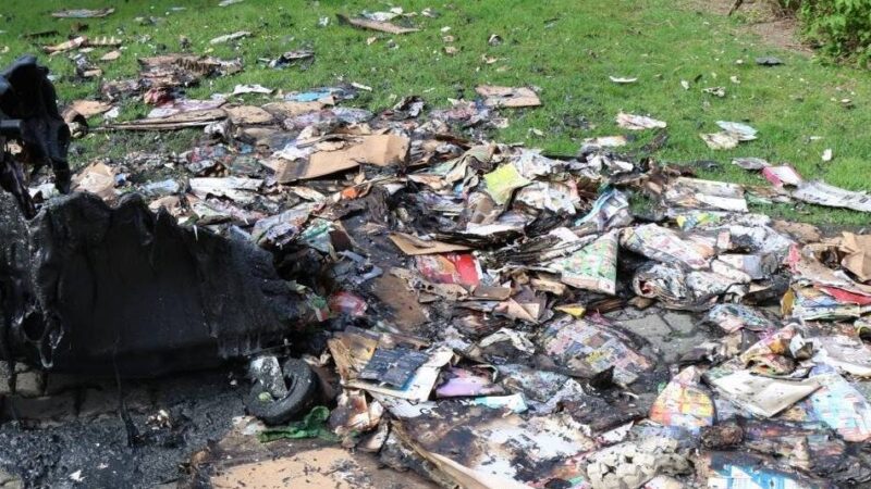 Brandstiftungen in Dülken und Lobberich: Unbekannte setzen fünf Mülltonnen in 20 Minuten in Brand
