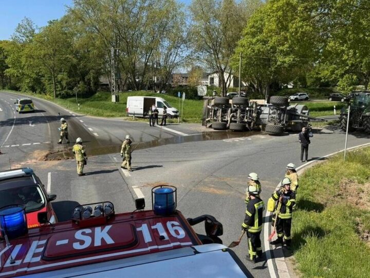Landwirt unterstützte Aufräumarbeiten: Güllelaster kippt bei Kalkar-Kehrum um