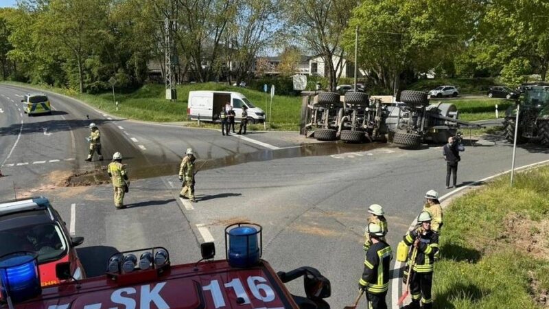 Landwirt unterstützte Aufräumarbeiten: Güllelaster kippt bei Kalkar-Kehrum um