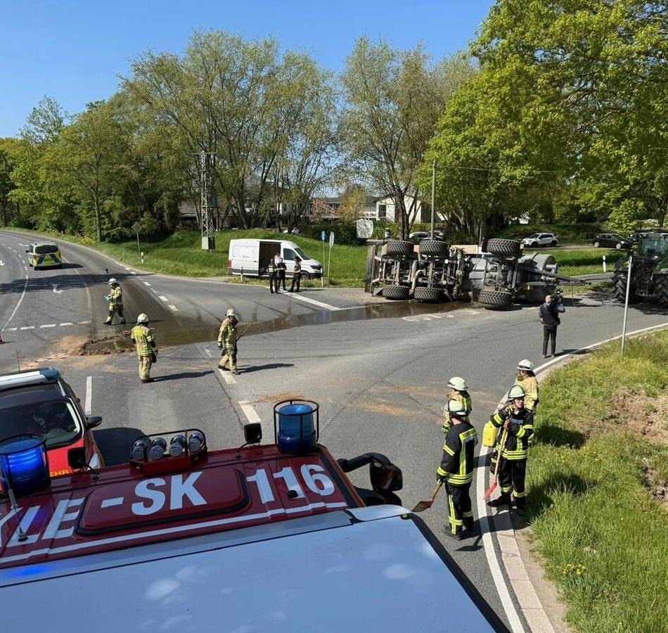 Landwirt unterstützte Aufräumarbeiten: Güllelaster kippt bei Kalkar-Kehrum um