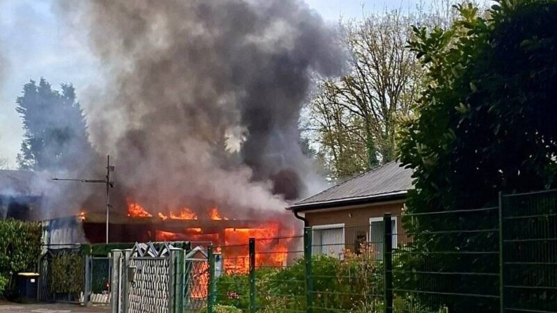 Brand in Drevenack: Carport brennt lichterloh – Flammen drohen überzugreifen