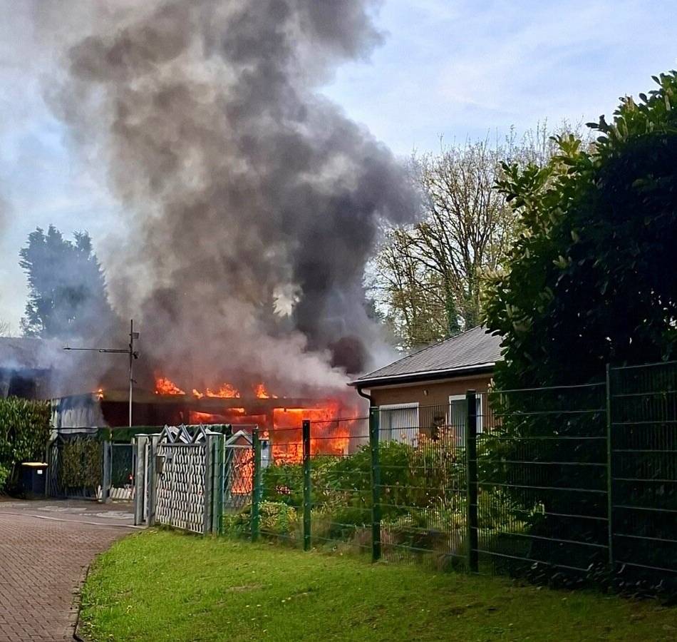 Brand in Drevenack: Carport brennt lichterloh – Flammen drohen überzugreifen