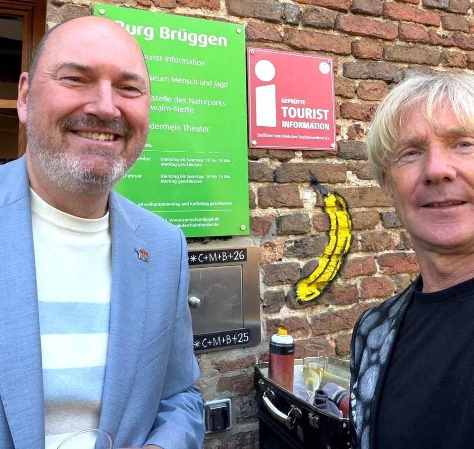 Ausstellung in Brüggen: Eine Burg-Banane für die Burggemeinde
