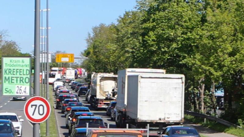 Stau-Hot-Spot Berliner Straße: Navi sagt „hier lang“ – Krefeld steckt im Verkehr fest