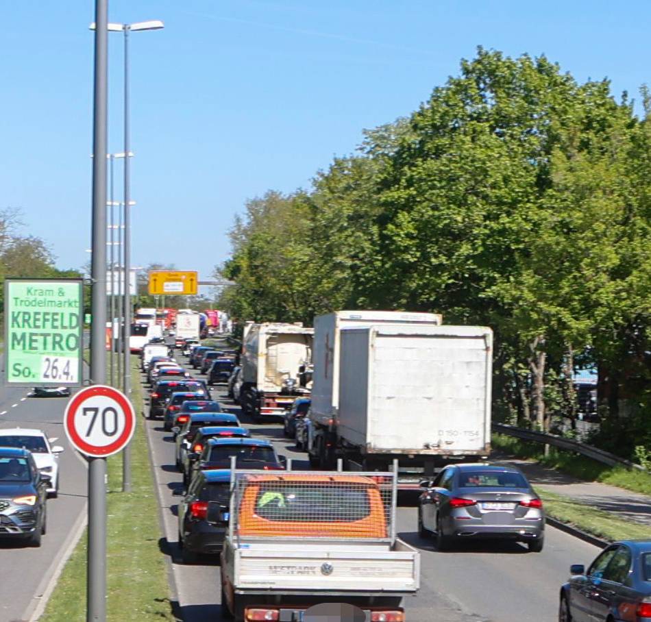Stau-Hot-Spot Berliner Straße: Navi sagt „hier lang“ – Krefeld steckt im Verkehr fest