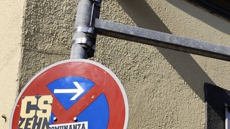 Sicherheitsrisiko für den Verkehr?: Klagen über beklebte Schilder und Laternen in Hüls