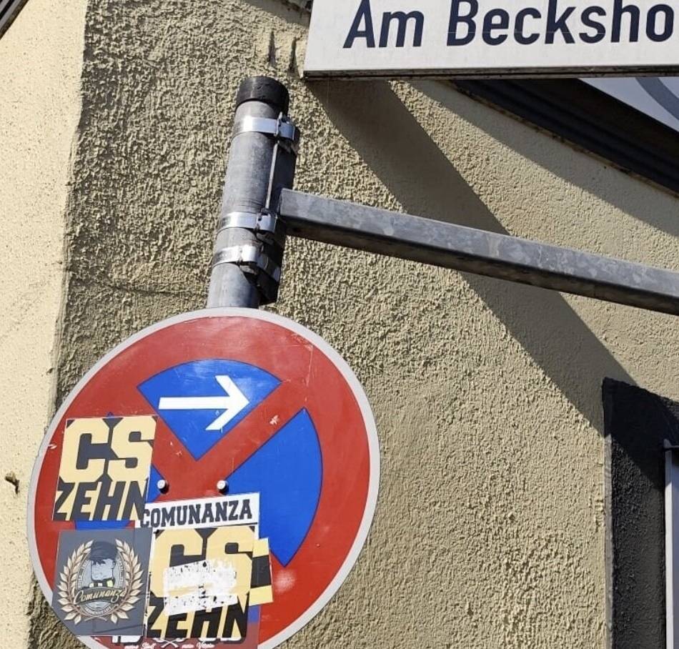 Sicherheitsrisiko für den Verkehr?: Klagen über beklebte Schilder und Laternen in Hüls