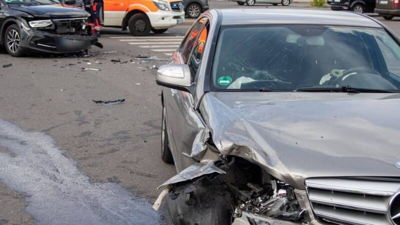 Globus-Parkplatz in Krefeld: Zwei Autos nach Crash nicht mehr fahrbereit – Polizei ermittelt